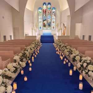 ウェディングドレスが映えるバージンロード