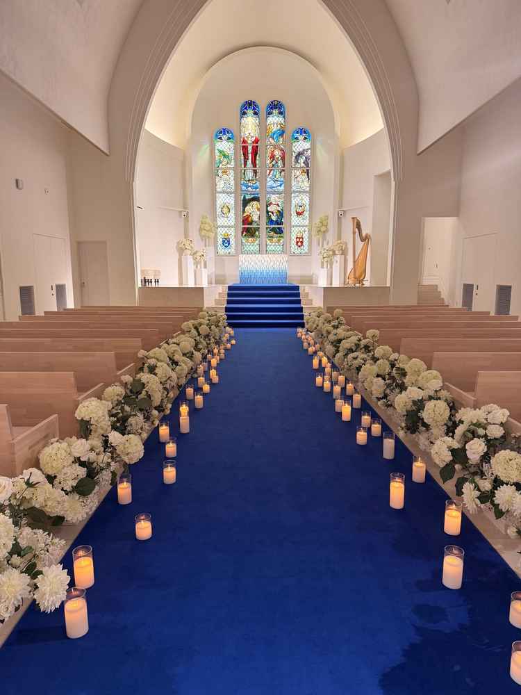 ウェディングドレスが映えるバージンロード