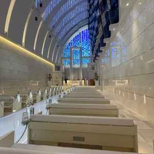 天井が高くステンドグラスが美しい挙式会場。明るさが自由に調整可能。ゲスト座席はソファ席で座り心地良好