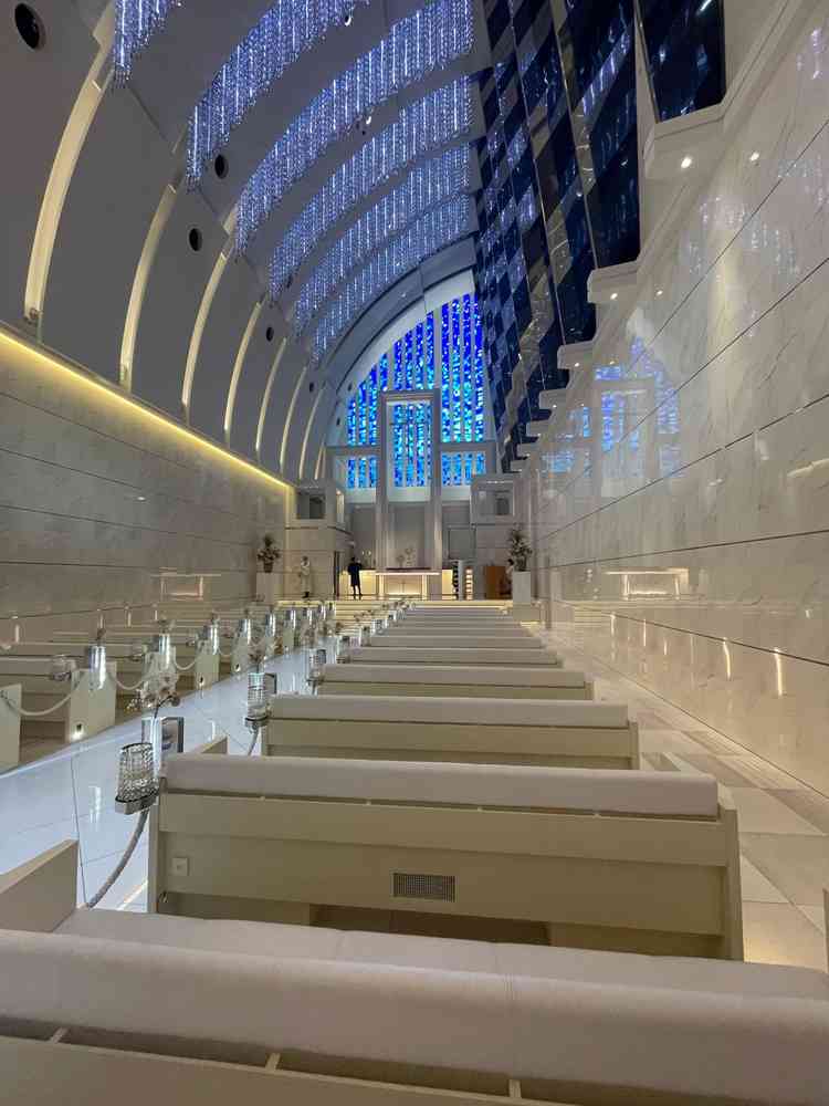 天井が高くステンドグラスが美しい挙式会場。明るさが自由に調整可能。ゲスト座席はソファ席で座り心地良好