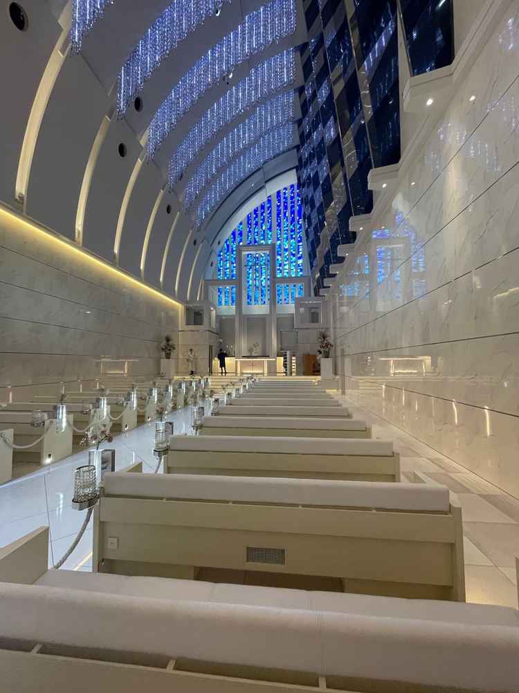 天井が高くステンドグラスが美しい挙式会場。明るさが自由に調整可能。ゲスト座席はソファ席で座り心地良好