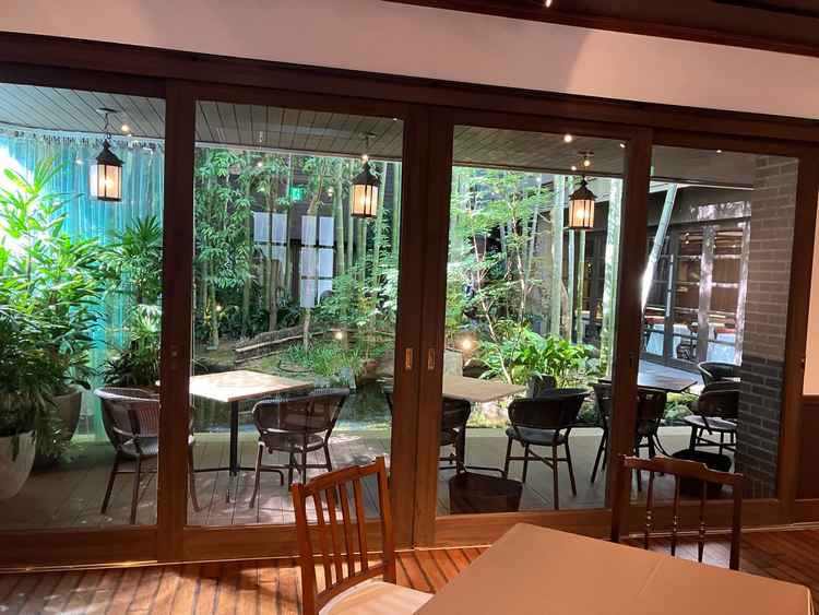 ダイニングルームからの中庭。綺麗！