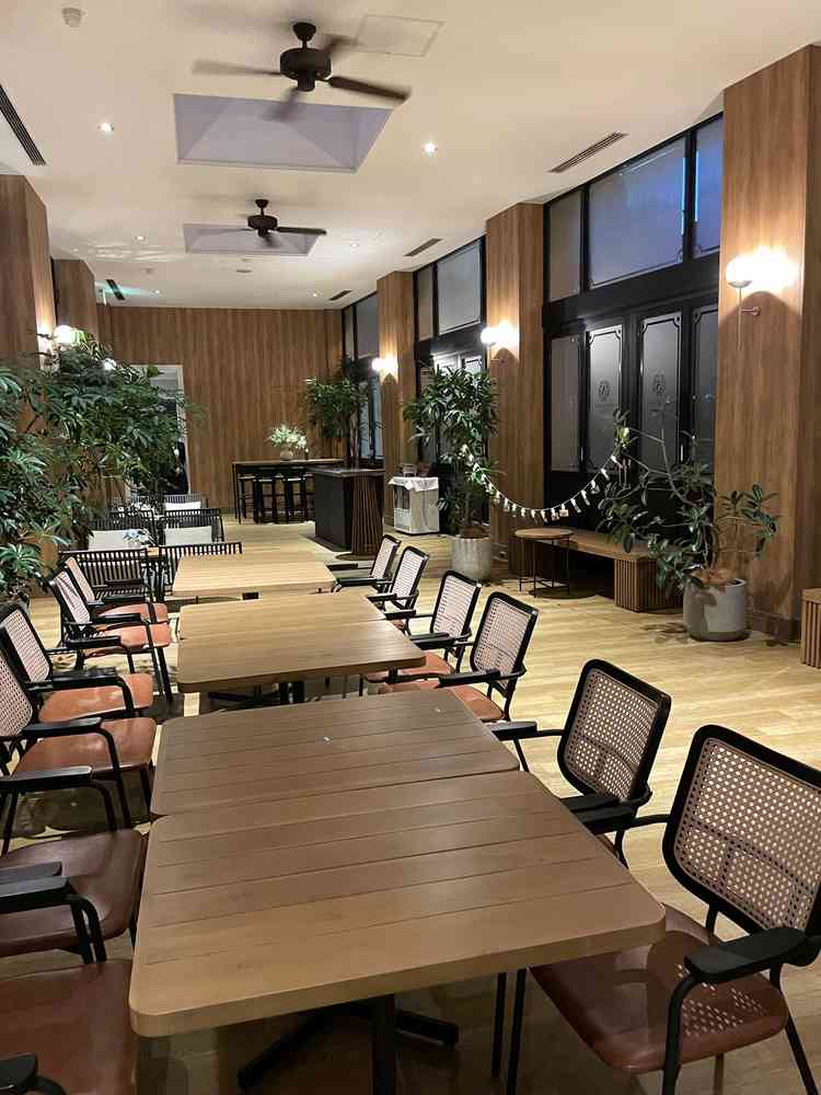 受付時等色々な場面で使用できるカフェスペースもおしゃれでした。