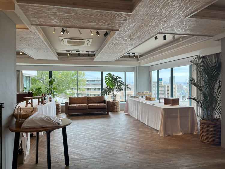 会食・披露宴の会場の写真。少人数でもデザートバイキングなどができるそうです。