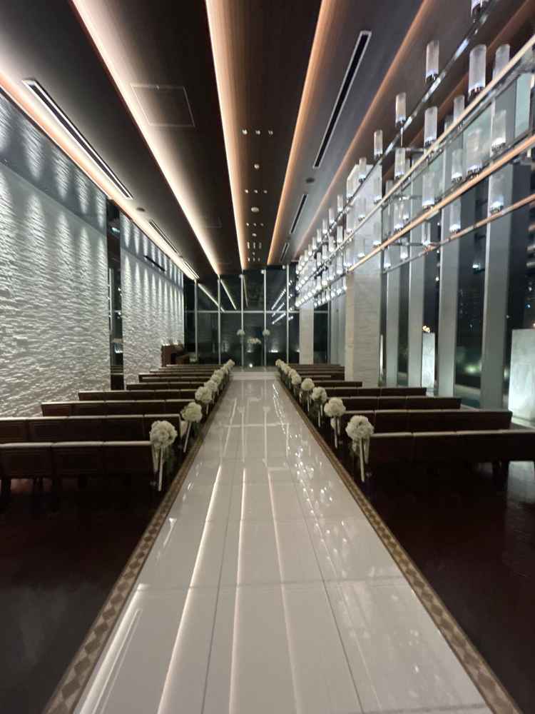 チャペル。夜でわかりづらいですが高層階で開放感がありました。シンプルな作りですが洗練された印象です。