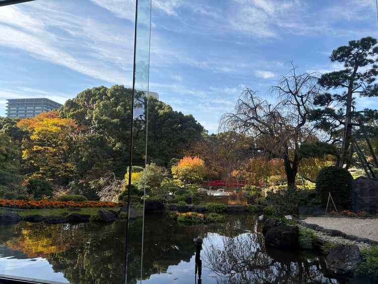 披露宴会場から見た日本庭園。窓ガラス一面に見える庭園の景色が素敵でした。