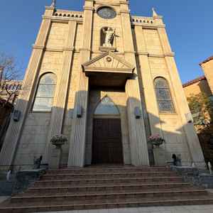 大聖堂の入り口もヨーロッパ風で風格あり。