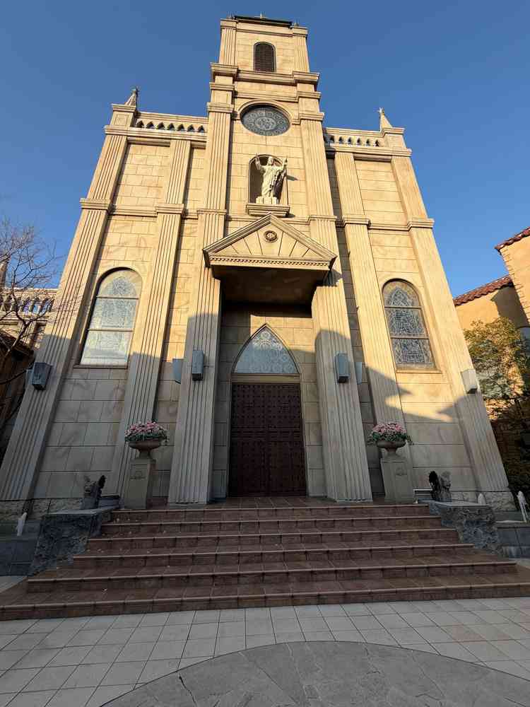 大聖堂の入り口もヨーロッパ風で風格あり。