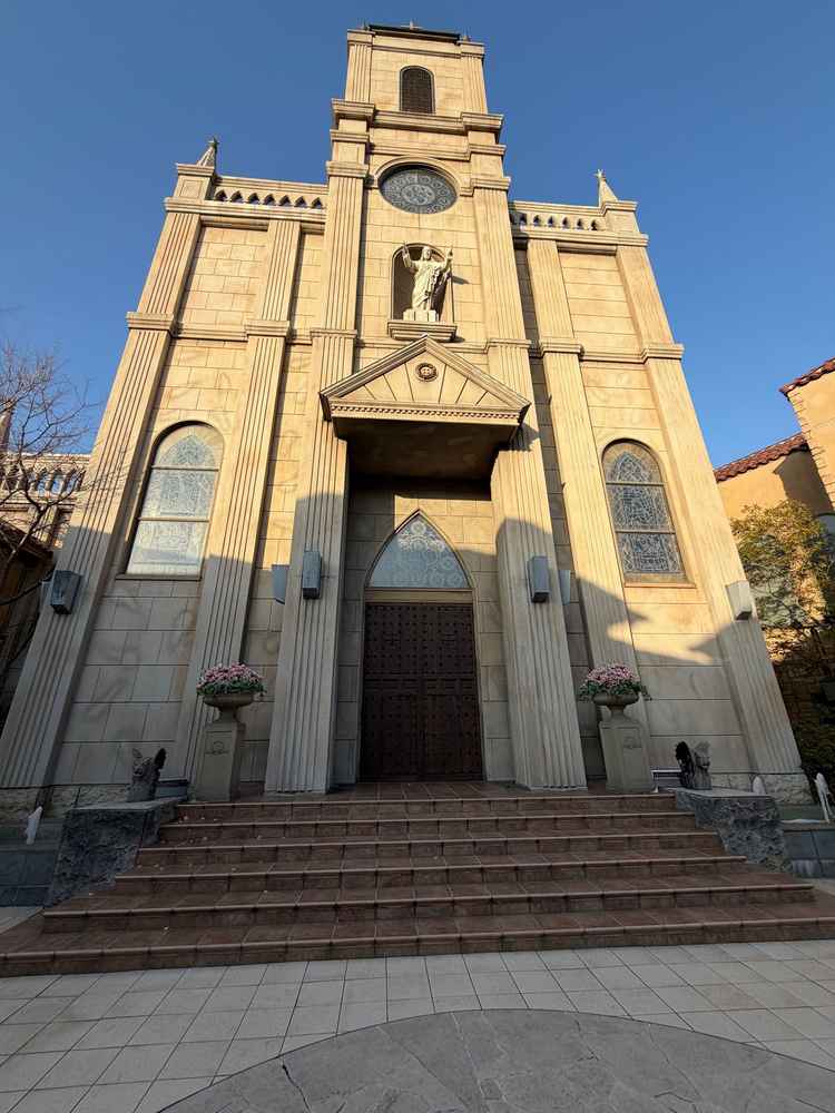 大聖堂の入り口もヨーロッパ風で風格あり。