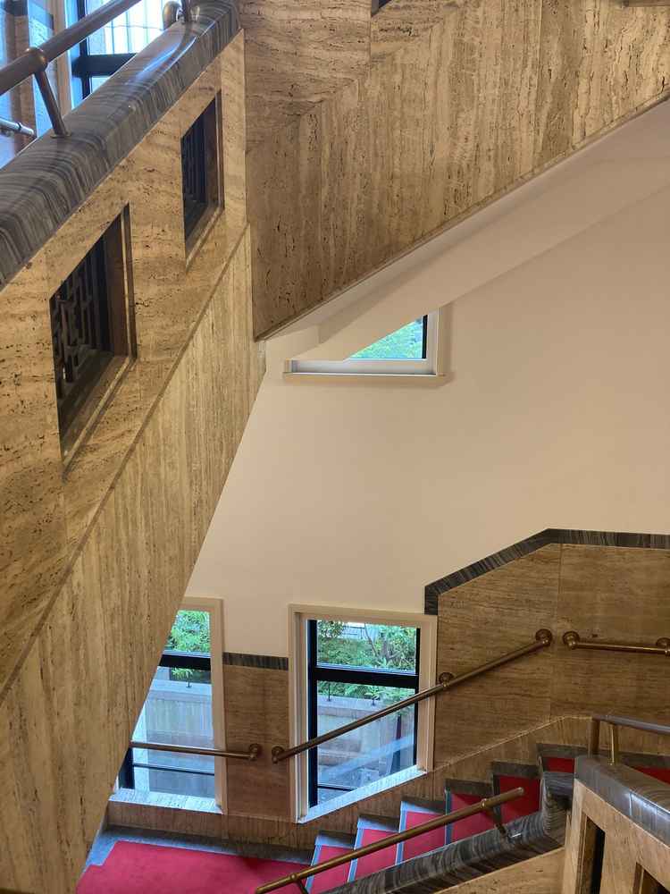 挙式前に撮影できる赤階段。