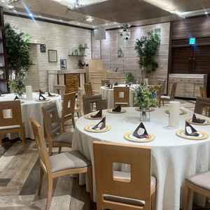 披露宴会場が横長で、ゲストとの距離が近くてよかったです。