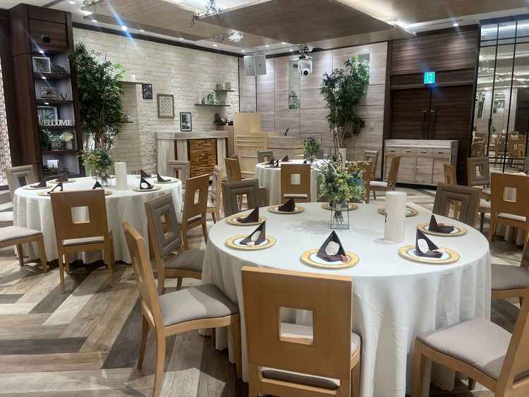 披露宴会場が横長で、ゲストとの距離が近くてよかったです。