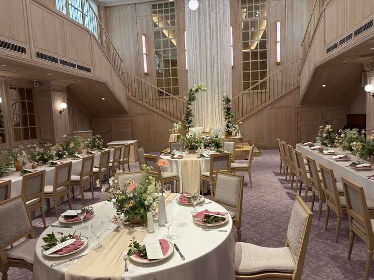 披露宴会場、正面両サイドの階段から降りてくる入場も可能だそう。