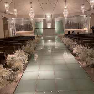 バージンロードが坂になってて足元まで見えるのがいいなぁ