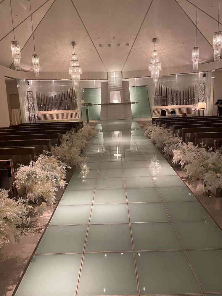 バージンロードが坂になってて足元まで見えるのがいいなぁ