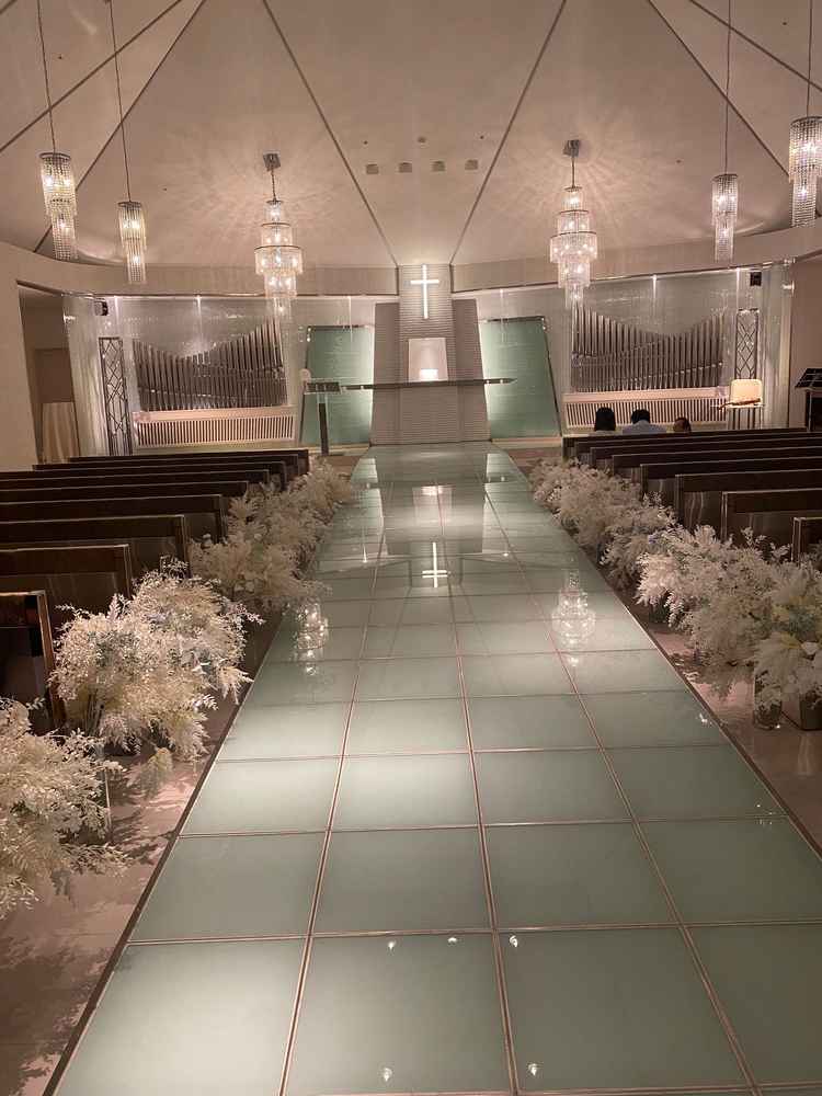 バージンロードが坂になってて足元まで見えるのがいいなぁ