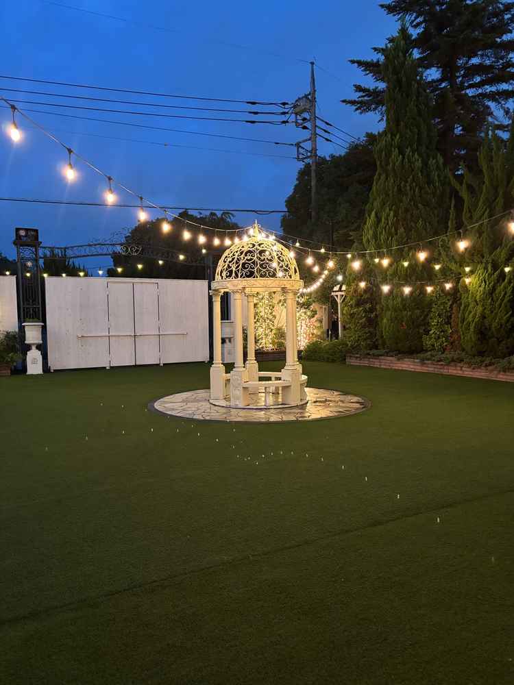 教会前にある芝生です。汚したり破損したりしなければ何をしてもいいという話でその自由度が印象的です。