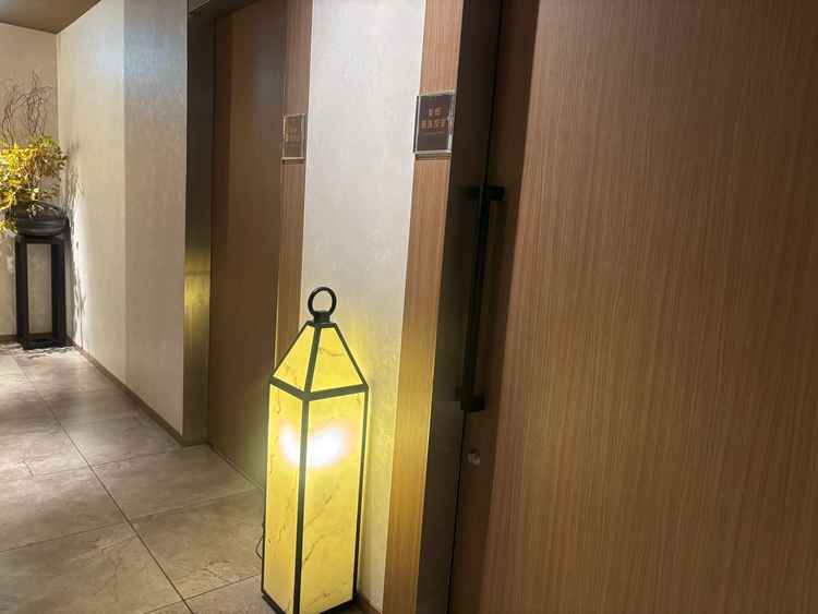 新郎新婦の各親族控え室。部屋内は窓はなく、テーブルと椅子あり。目の前に男女それぞれの更衣室がある。