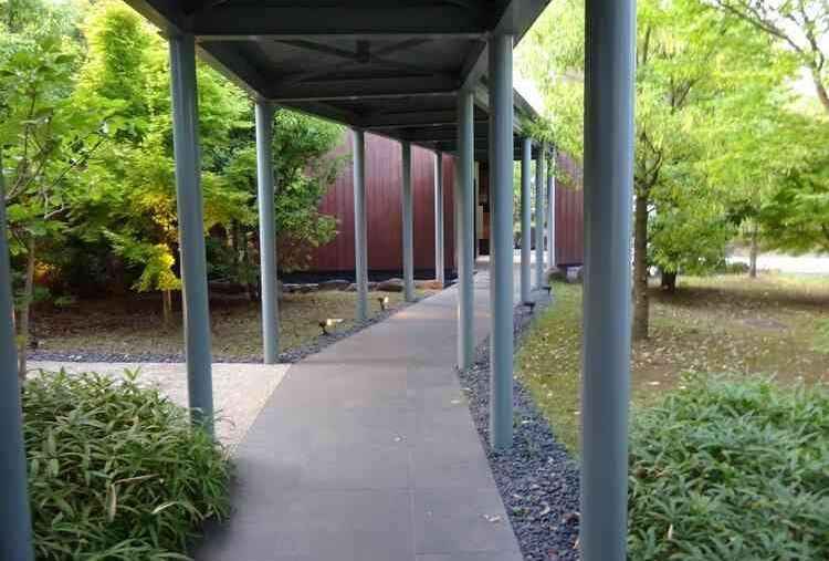 実際にチャペルまでの歩く道では、屋根があったので、雨の日でもドレスが汚れたりなどの心配は無と思った