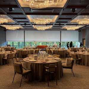 4階の披露宴会場。ガラス越しには木々の緑が見られ、都心にあるということがわかりづらい。