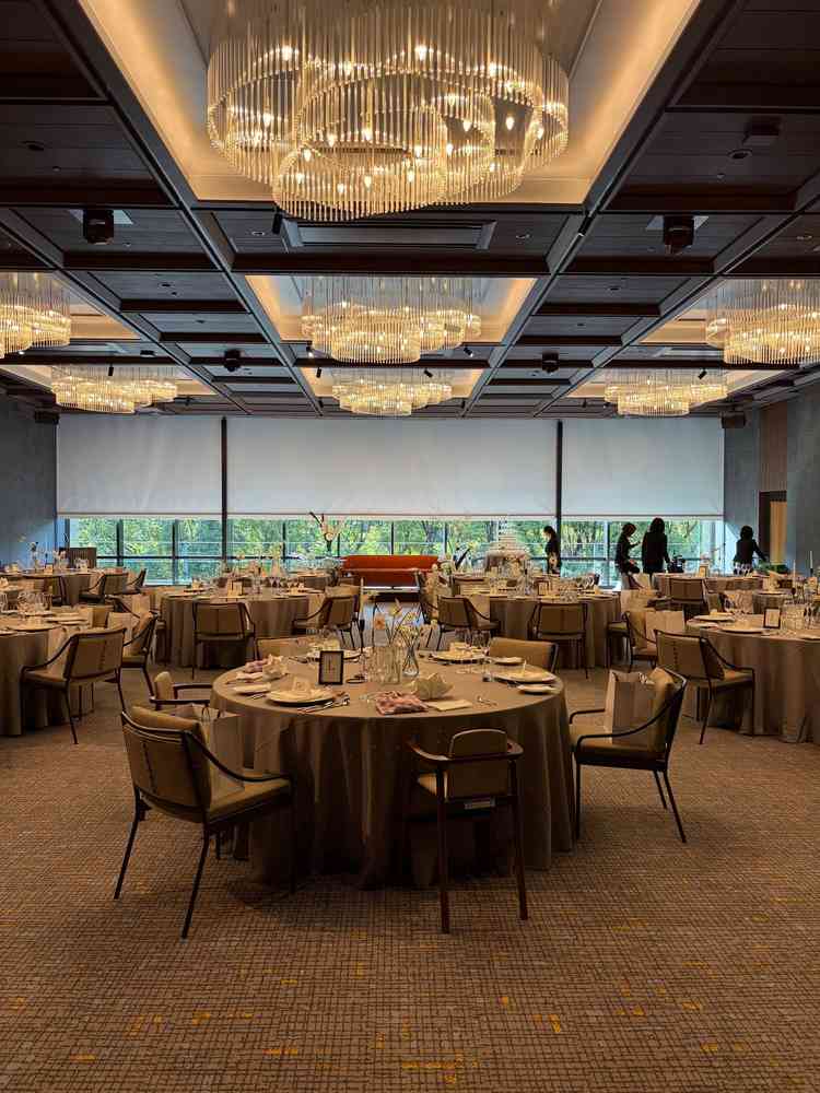 4階の披露宴会場。ガラス越しには木々の緑が見られ、都心にあるということがわかりづらい。