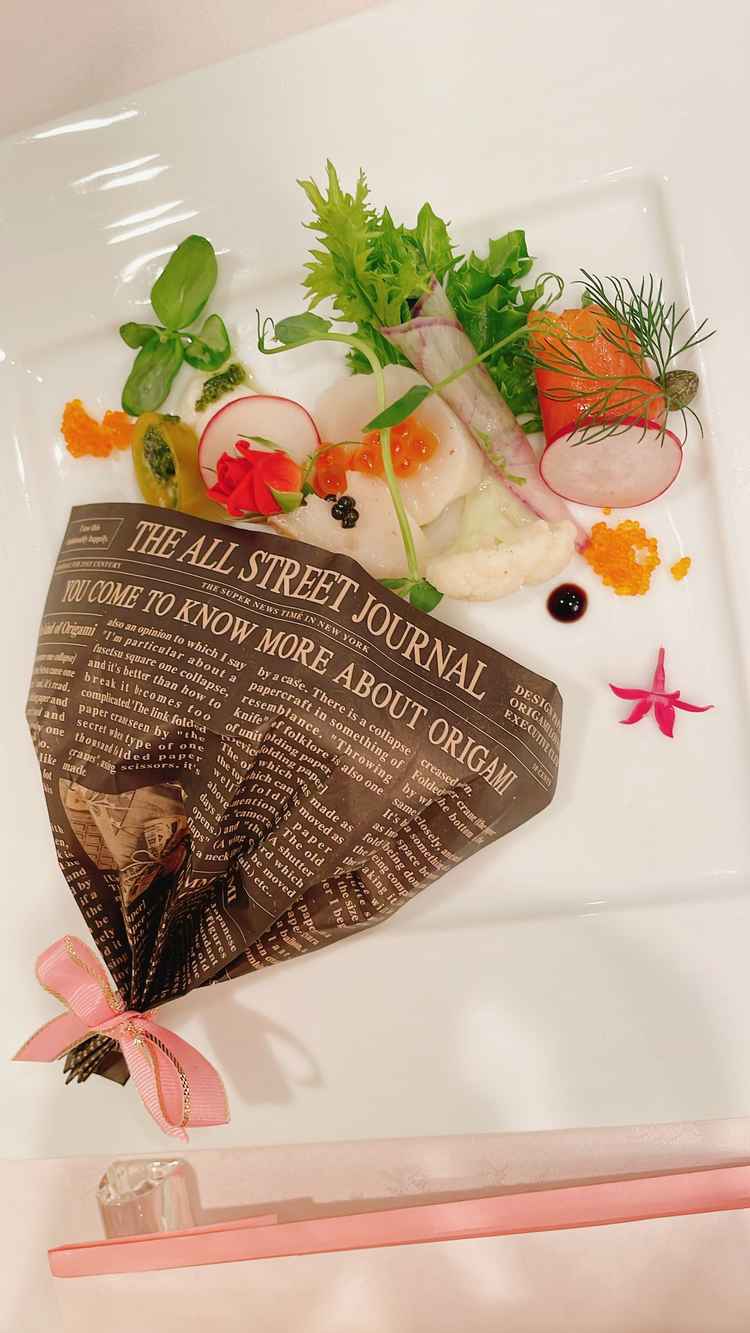 前菜の【祝福のブーケ　海の幸のサラダ仕立て】です。ブーケを表現した華やかな1品でした。