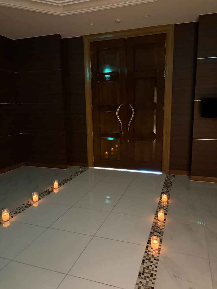 チャペルの前の扉の前にキャンドルがありとても良い雰囲気だった。空間の説明を聞いてとても感動した。