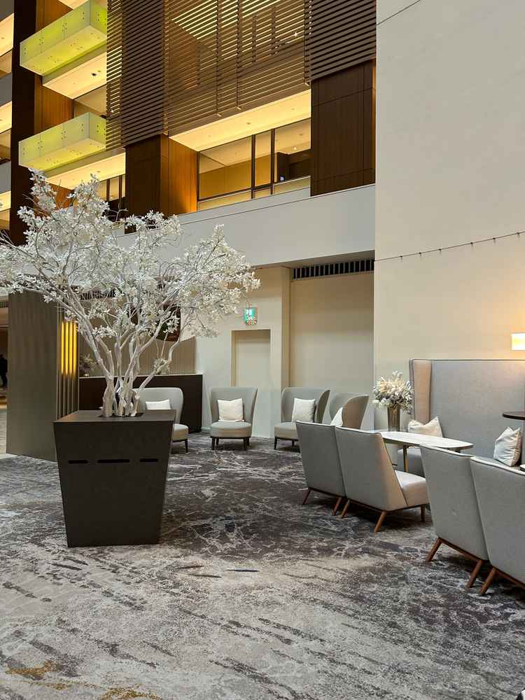 ゲスト用の待合。待ち時間は奥の椅子で音楽の生演奏が行われるようです。