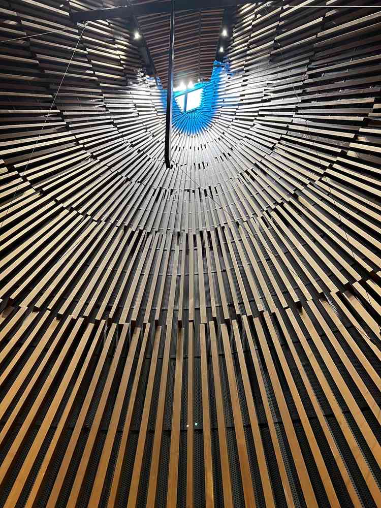 チャペルの上からさす光がとても素敵でした。