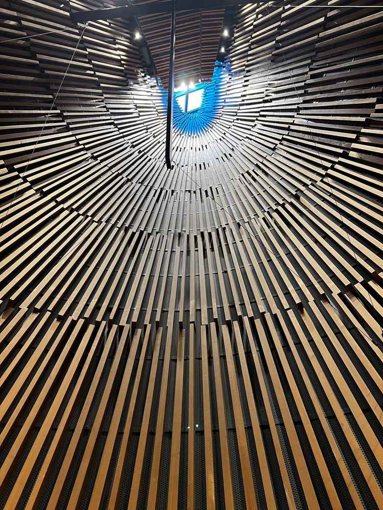 チャペルの上からさす光がとても素敵でした。