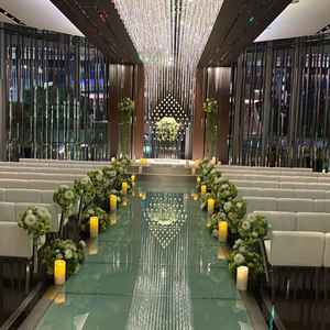 自然光が差し込む明るいチャペルで、開放感があり素敵でした。