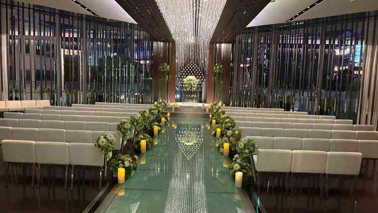 自然光が差し込む明るいチャペルで、開放感があり素敵でした。