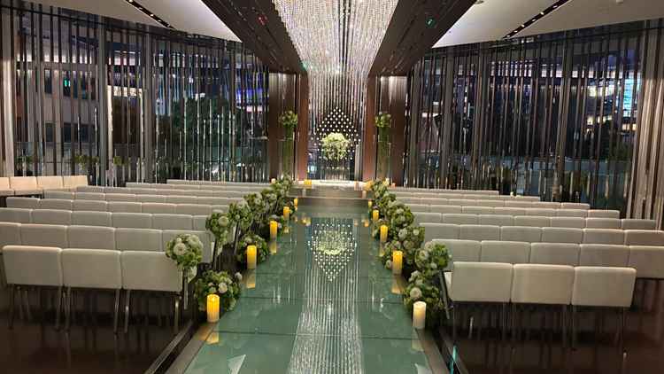 自然光が差し込む明るいチャペルで、開放感があり素敵でした。