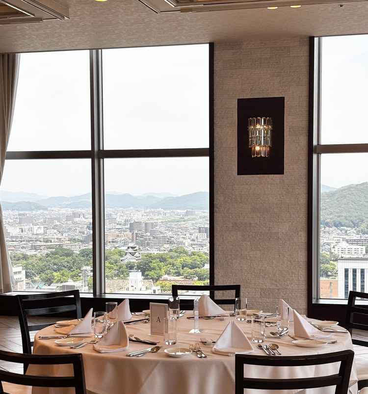 披露宴会場から岡山城が見えて、県外からのゲストをご当地のものでおもてなしできる。