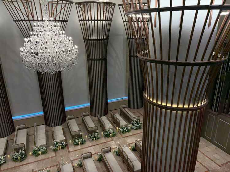 模擬挙式をやって下さいました。歌の開始と共に、カーテンが開いて自然光が入る演出が素敵で感動しました。