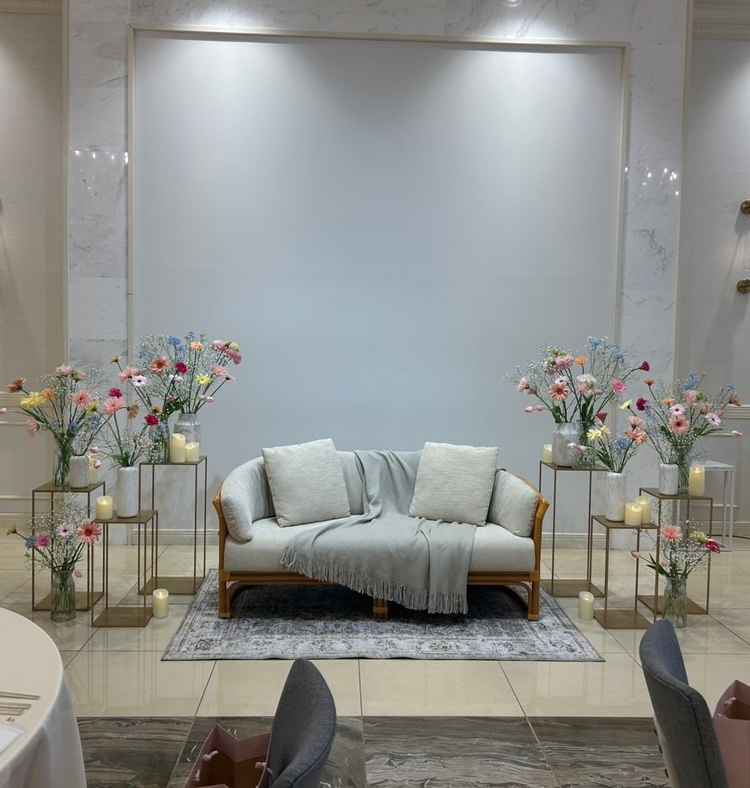 披露宴会場は６０人ぐらいで丁度良いサイズ感でした。こちらもシンプルな雰囲気が良かったです。