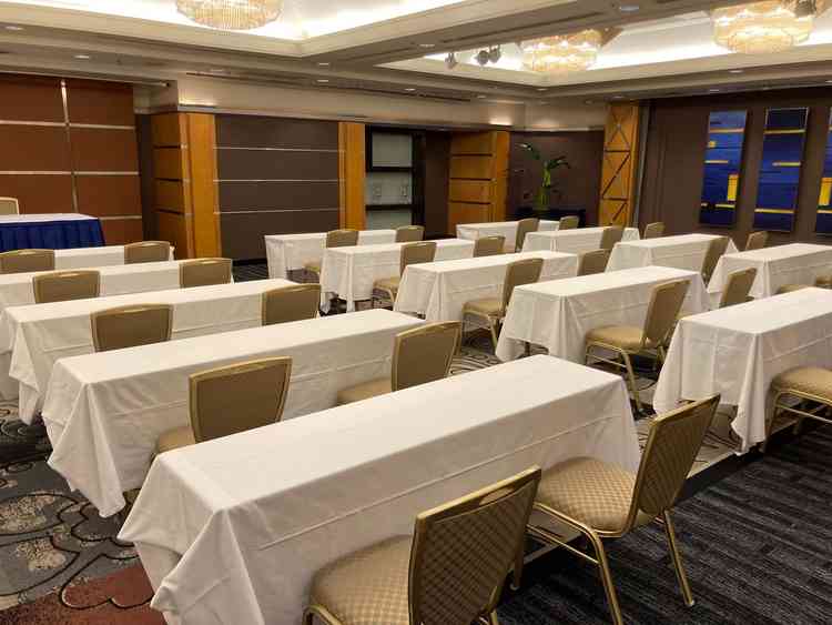 披露宴会場の写真。下はカーペットで高級感がありました。