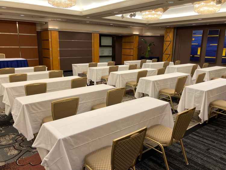 披露宴会場の写真。下はカーペットで高級感がありました。