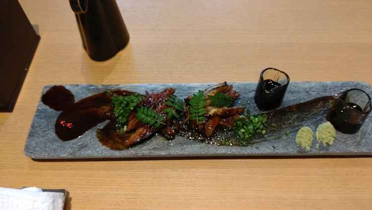 うなぎの写真。盛り付けはピンクペッパーでうなぎの目を作るなど、うなぎをイメージしてるみたいです。