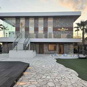 階段から登場できる開放感のあるガーデンスペースです。