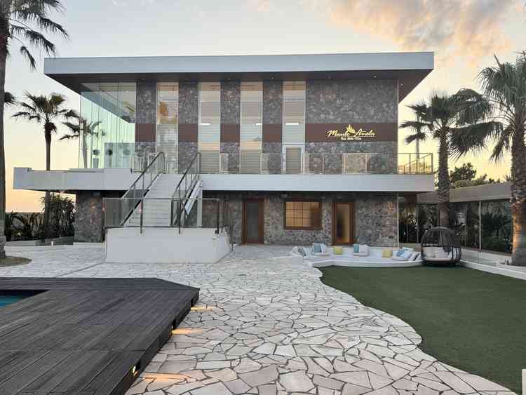 階段から登場できる開放感のあるガーデンスペースです。