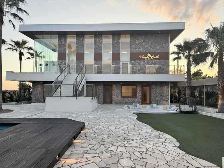 階段から登場できる開放感のあるガーデンスペースです。