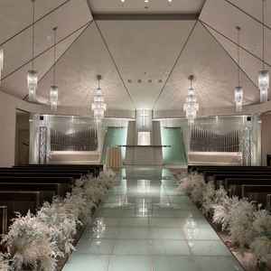 チャペルは白く、下からライトも光りました。