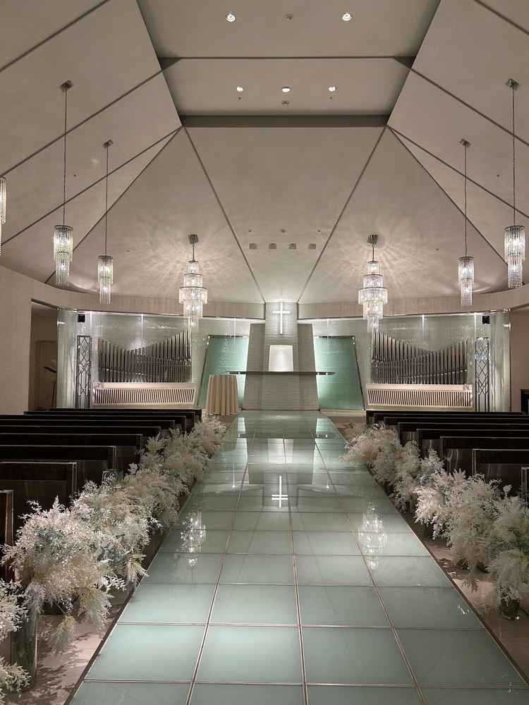 チャペルは白く、下からライトも光りました。