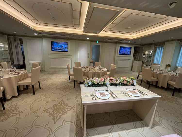 壁が緑の披露宴会場