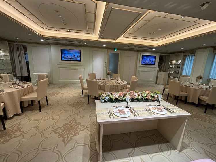 壁が緑の披露宴会場