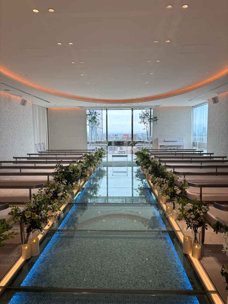 挙式会場。白基調と水色のバージンロードがマッチしていました。