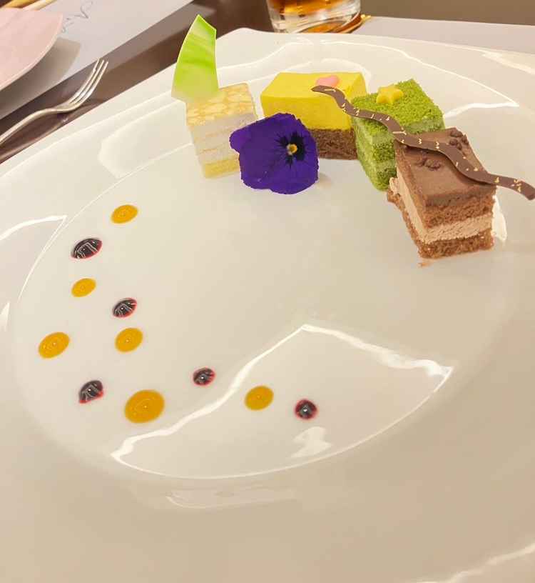 カラフルで可愛いデザート。試食でこんなに美味しいデザートが食べれるなんて思ってなかったです。