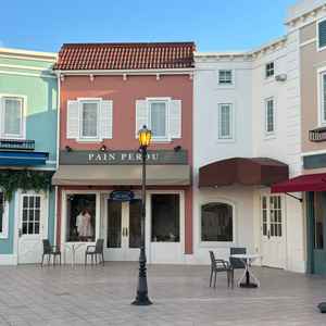 カフェやクロークなどが立ち並ぶスペースです。