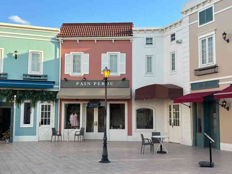 カフェやクロークなどが立ち並ぶスペースです。